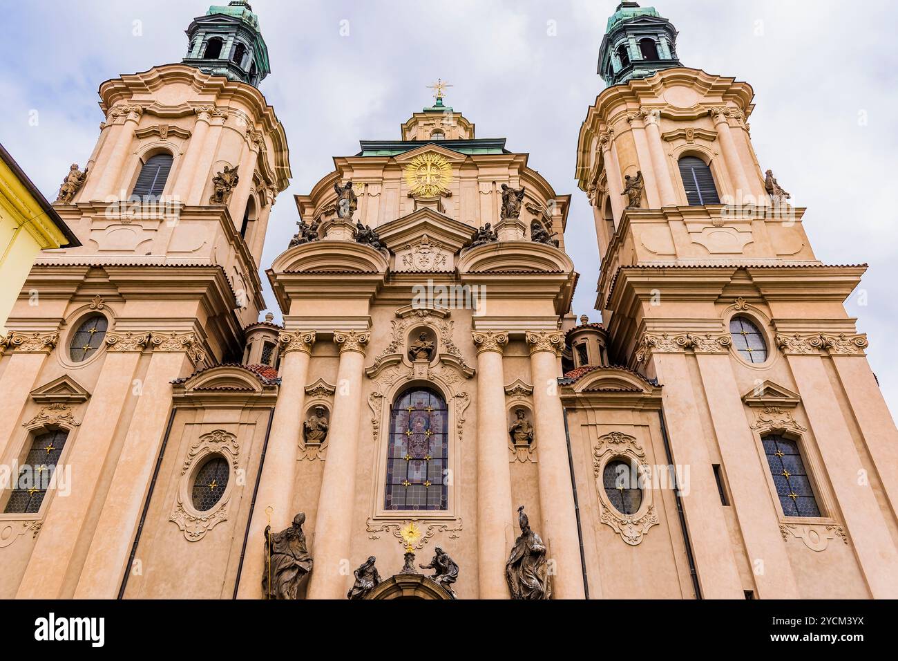 Facciata. Chiesa di San Nicola, Staré Město. Dal 1920 è la chiesa principale della Chiesa ussita cecoslovacca e della sua diocesi di Praga. Praga, CZ Foto Stock