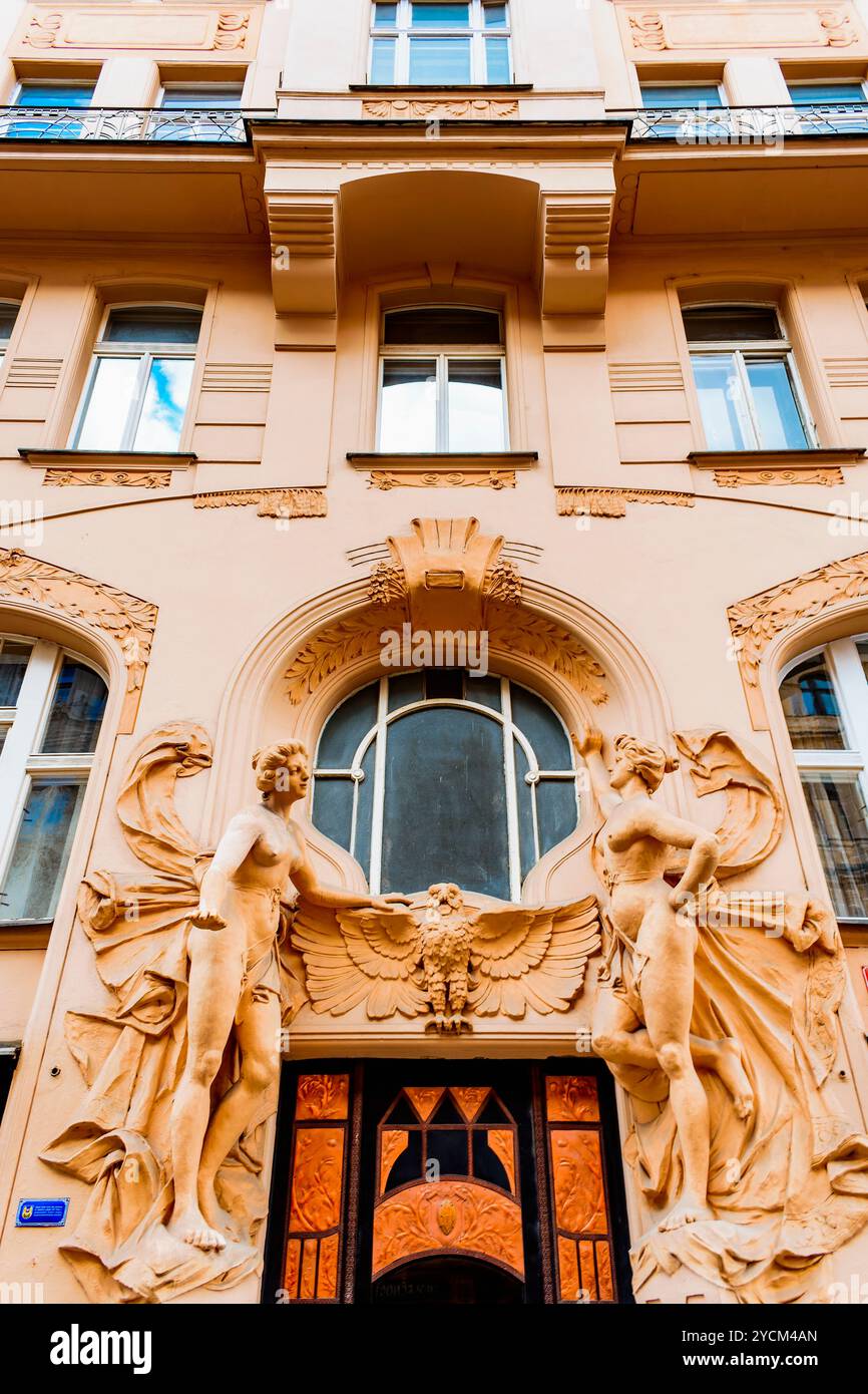 Decorazione scultorea del portale d'ingresso principale. L'edificio di appartamenti Široká 9 è un edificio di lusso in stile Art Nouveau. Quartiere Josefov, Praga, ceco Foto Stock