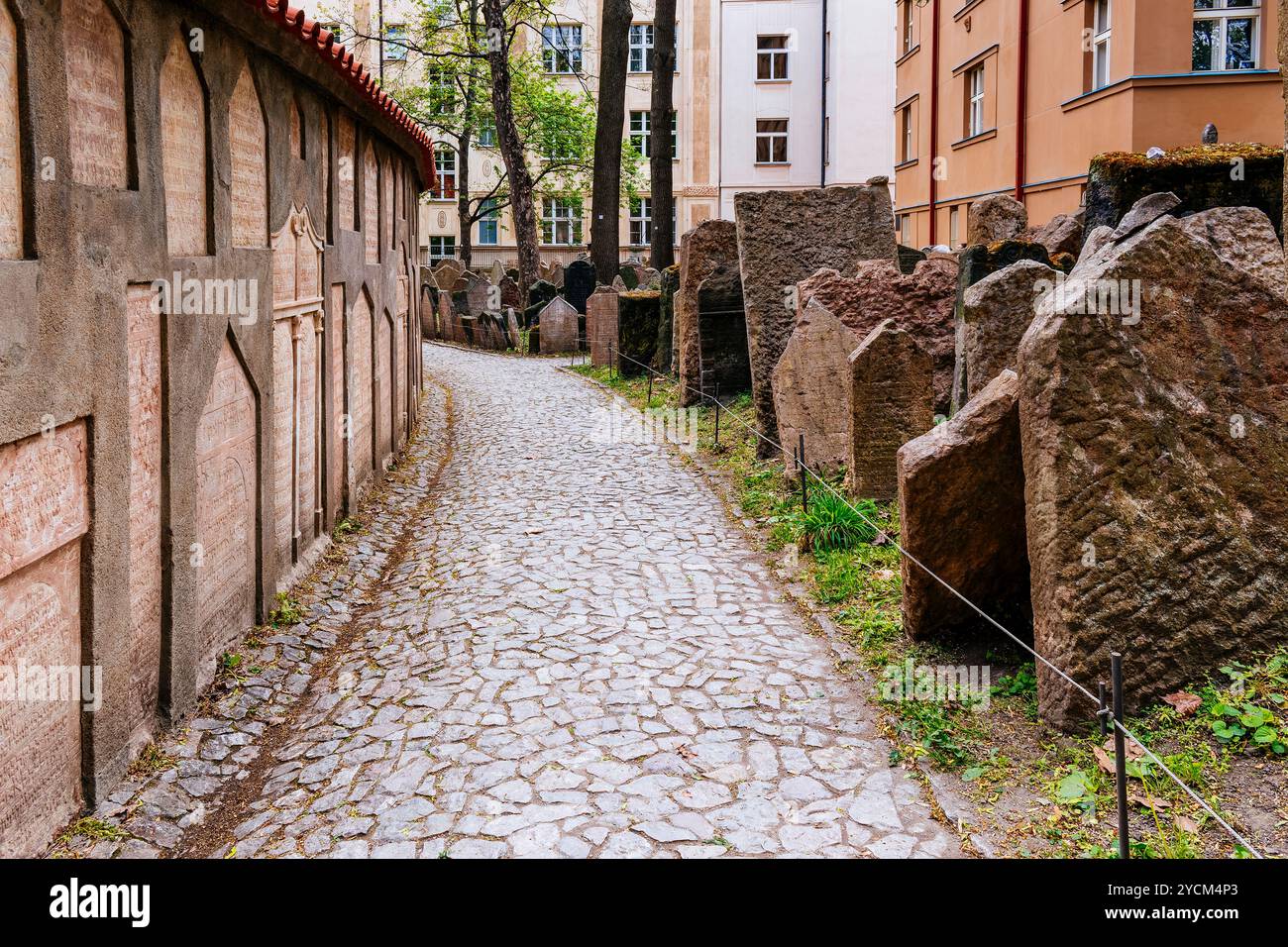 Lapidi sul muro. Vecchio cimitero ebraico, più di 12,500 lapidi che coprono tre secoli e mezzo di ebrei di praga. Città ebraica, Praga, Repubblica Ceca Foto Stock