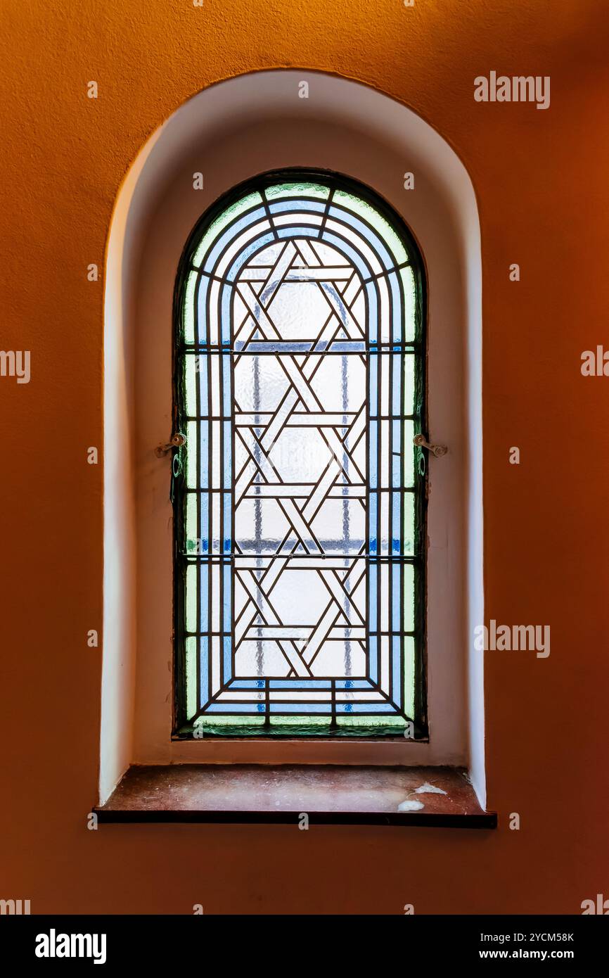 Vetrata colorata con ornamento di Magen David, esagramma. La sala cerimoniale della Praga Jewish Burial Society fu costruita per l'ultimo servizio al Foto Stock