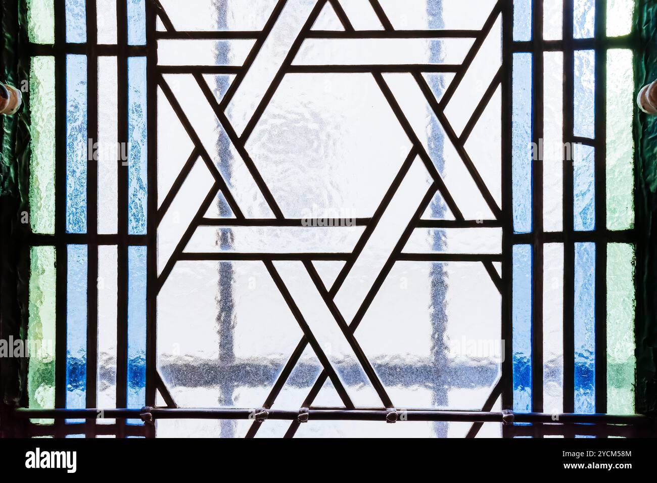 Vetrata colorata con ornamento di Magen David, esagramma. La sala cerimoniale della Praga Jewish Burial Society fu costruita per l'ultimo servizio al Foto Stock