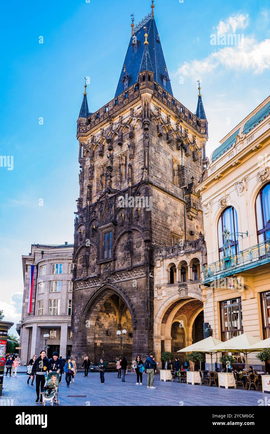 La Torre delle polveri o porta delle polveri è una torre gotica di Praga, Repubblica Ceca. È una delle porte originali della città. Separa la città vecchia dalla Foto Stock