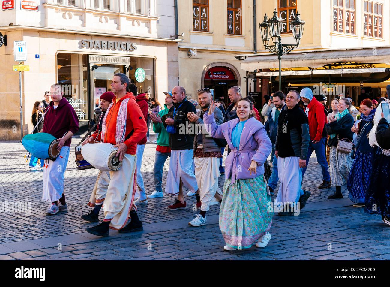 I membri del movimento Hare Krishna cantano in Piazza della città Vecchia. Società internazionale per la coscienza di Krishna. Praga, Repubblica Ceca, Europa Foto Stock