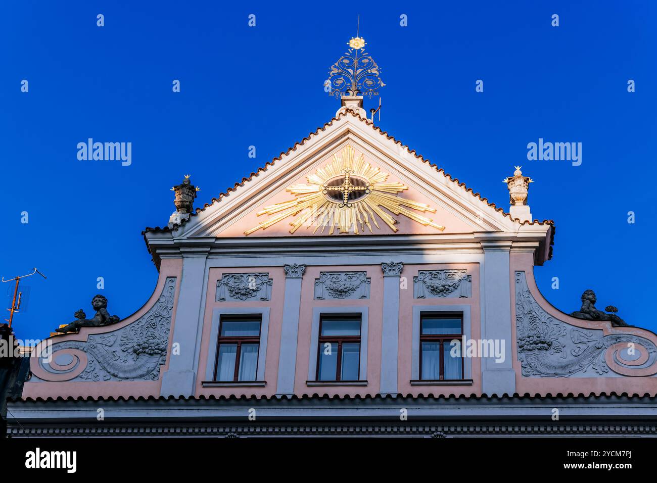 Casa della Croce d'Oro, edificio commerciale e residenziale costruito in stile neo-barocco. Piazza della città Vecchia, Praga, Repubblica Ceca, Europa Foto Stock