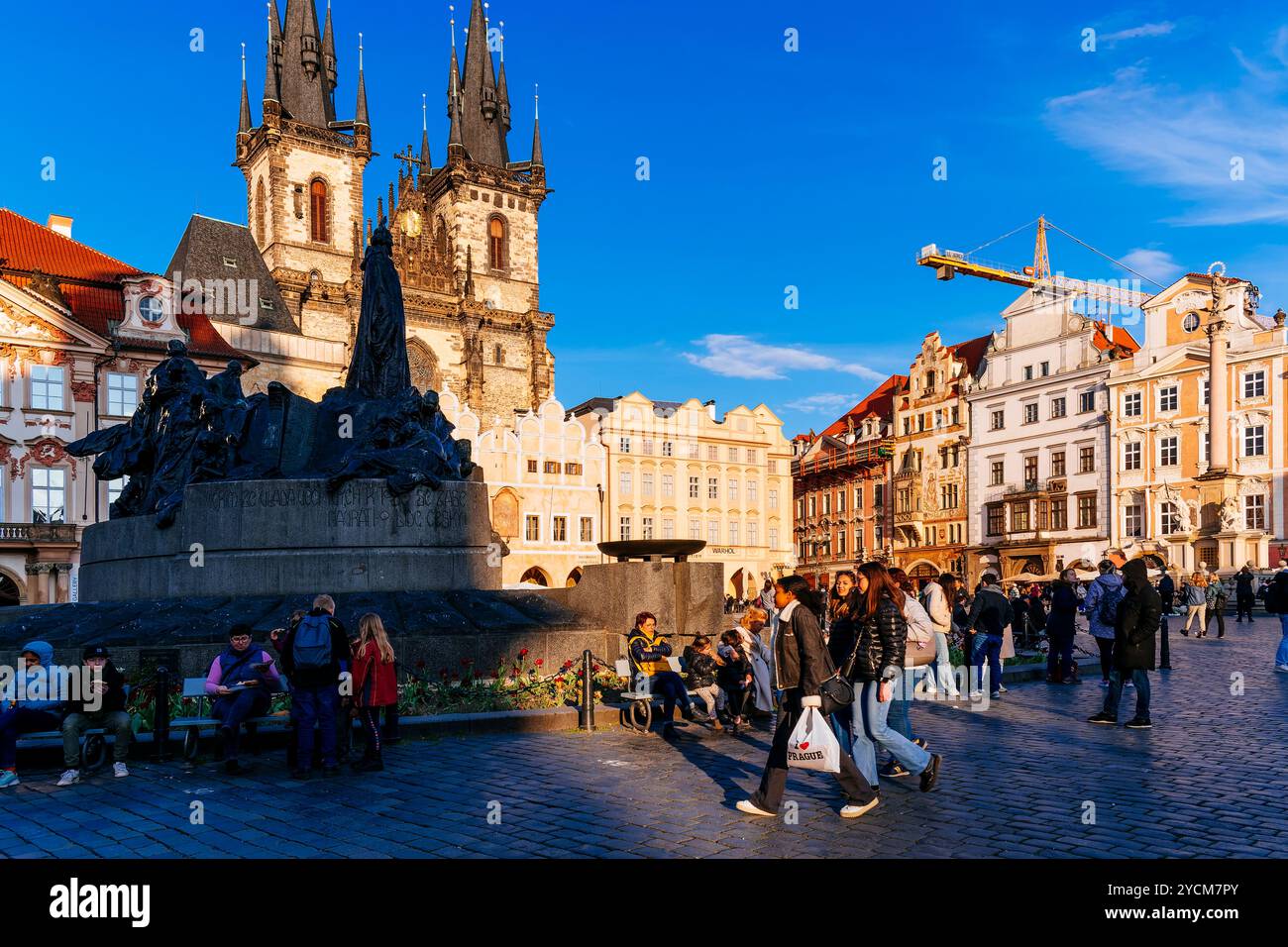 Jan Hus Memorial e Chiesa di nostra Signora prima di Týn. Piazza della città Vecchia, Praga, Repubblica Ceca, Europa Foto Stock