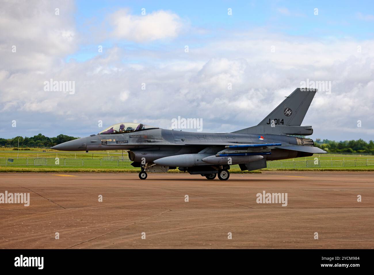 Royal Netherlands Air Force General Dynamics F-16AM Fighting Falcon (J-014) al 2024 Royal International Air Tattoo 50th anniversario dell'F-16 Foto Stock