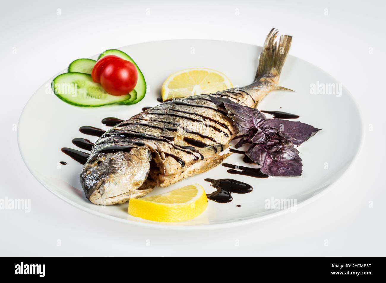 Il Dorado arrostisce il pesce sul bianco Foto Stock