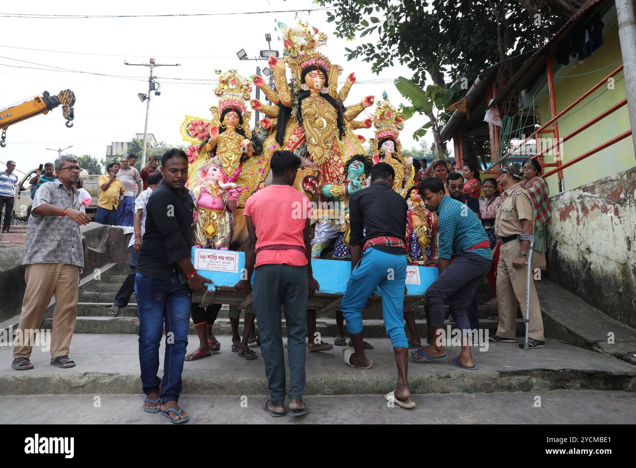 Durga Puja festival a Kolkata, India gli uomini indiani portano un idolo della dea indù Durga per immergerlo nel fiume Gange come rituale, a Kolkata, India, il 13 ottobre 2024. Durga Puja è un importante festival indù in India, che celebra la vittoria della dea Durga sul demone Mahishasura, simboleggiando il trionfo del bene sul male. Comprende vivaci rituali, grandi panandali strutture decorate, spettacoli culturali e processioni, in particolare nel Bengala Occidentale, nell'Assam e in altri stati indiani orientali. Kolkata India Copyright: XMatrixxImagesx/xRupakxDexChowdhurix Foto Stock