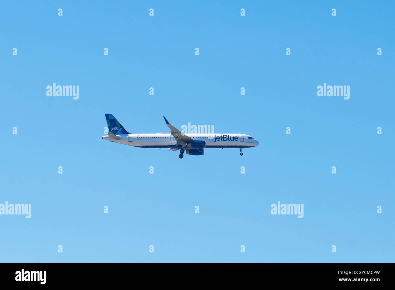 JetBlue Airbus 321-231 N973JT atterrando all'aeroporto internazionale Logan di Boston, Boston, Massachusetts, Stati Uniti. Foto Stock