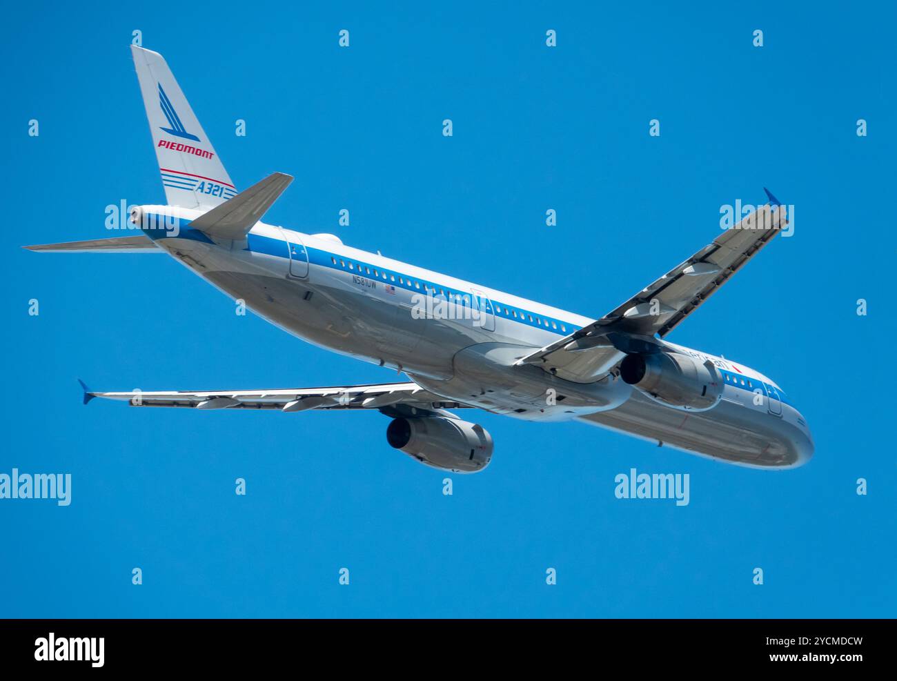 Primo piano di un Airbus A321-231 di American Airlines con schema di verniciatura Piedmont Airlines in volo. Foto Stock