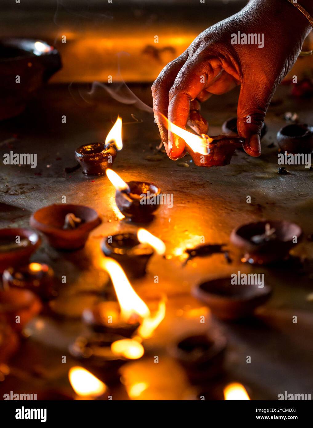 Bruciare candele nel tempio indiano. Foto Stock