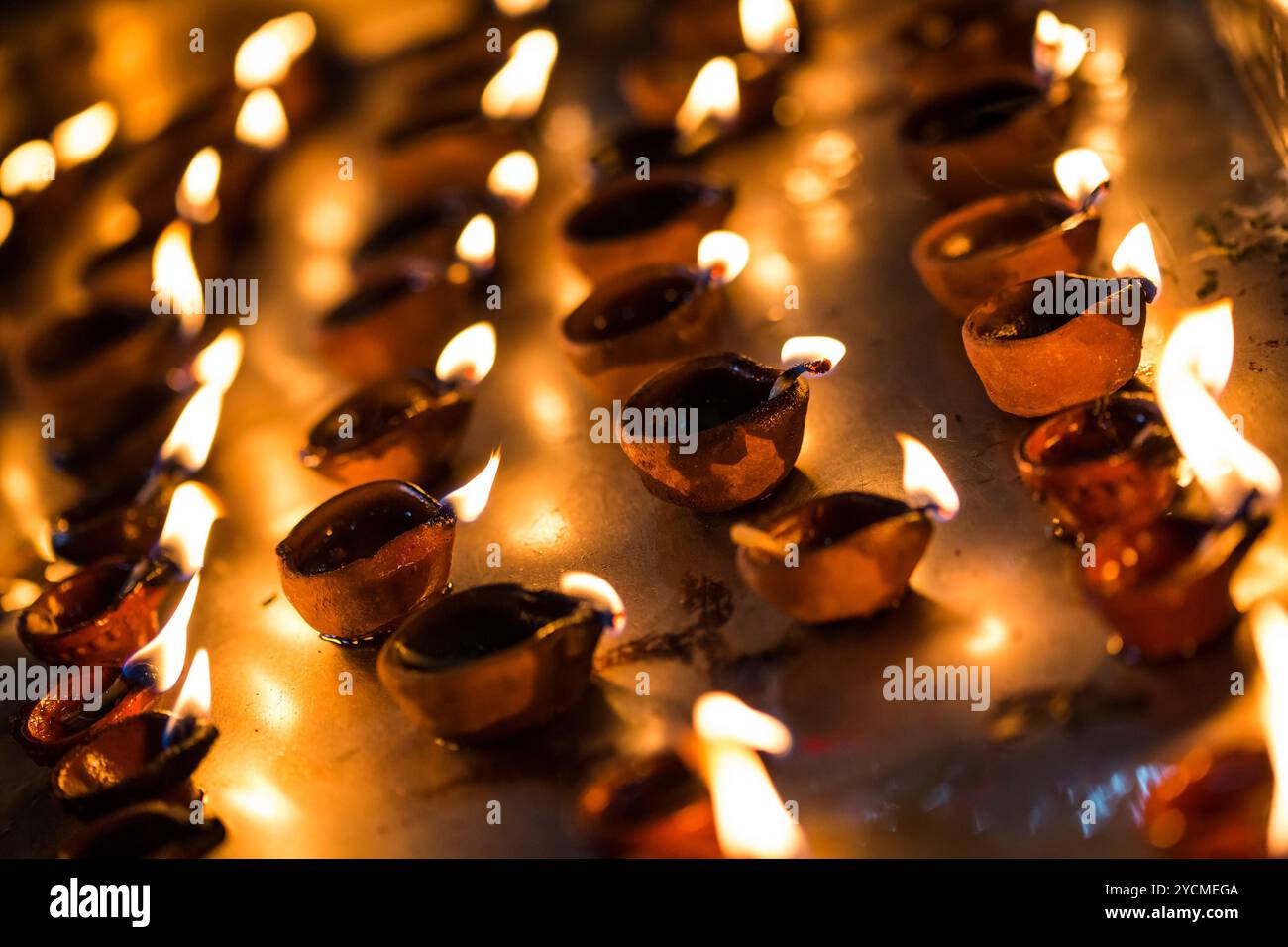 Bruciare candele nel tempio indiano. Foto Stock