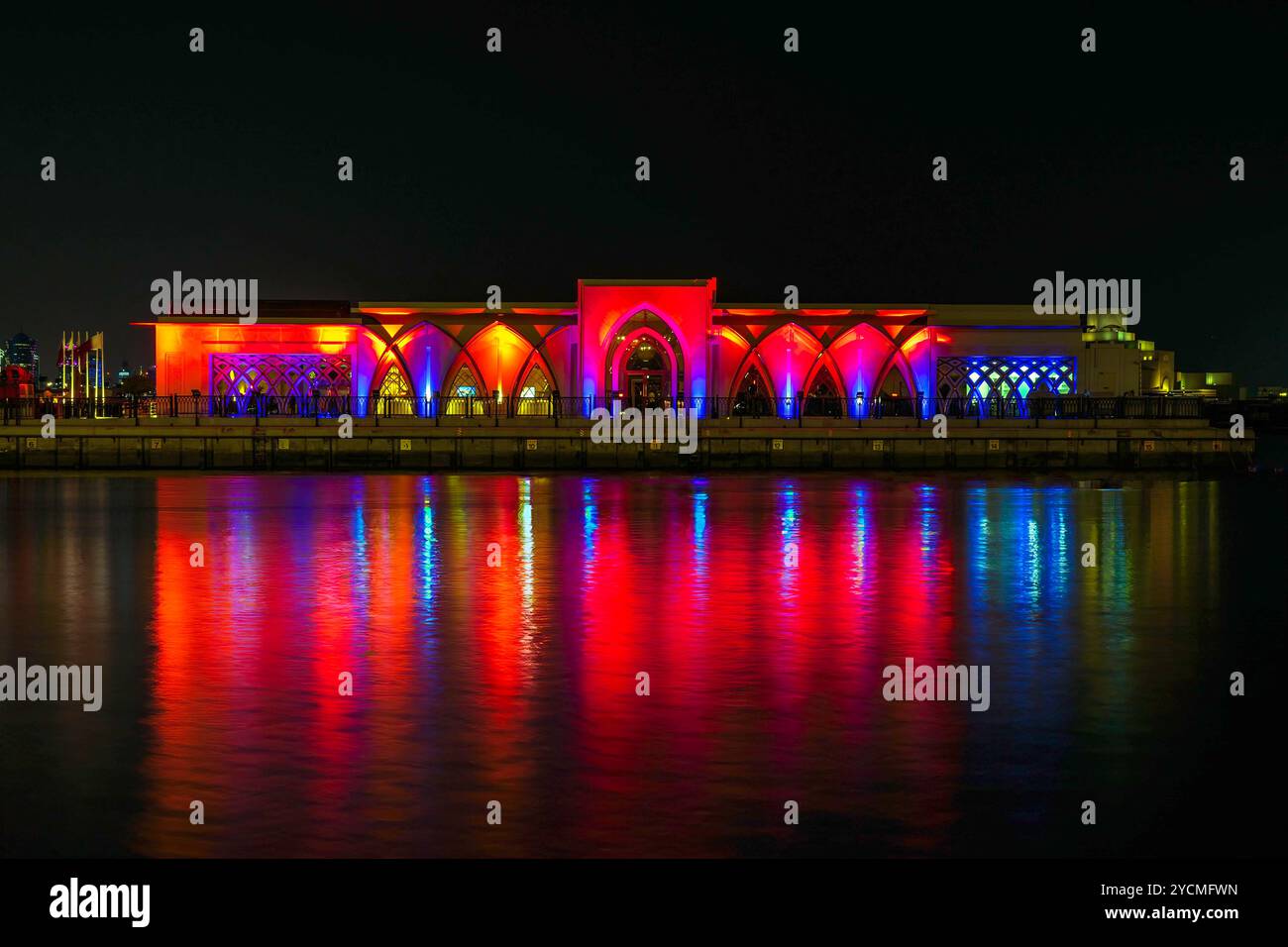 Illuminato al Sukyum Lounge a Doha di notte, al Shyoukh Terminal per gita in barca all'Isola di Banana Foto Stock