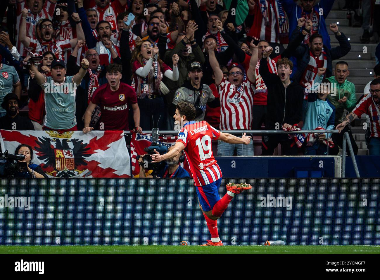 Madrid, Espagne. 23 ottobre 2024. Julian ALVAREZ dell'Atletico Madrid celebra il suo gol durante la partita di calcio UEFA Champions League, fase MD3 tra l'Atletico de Madrid e Losc Lille il 23 ottobre 2024 allo stadio Riyadh Air Metropolitano di Madrid, Spagna - foto Matthieu Mirville/DPPI credito: DPPI Media/Alamy Live News Foto Stock