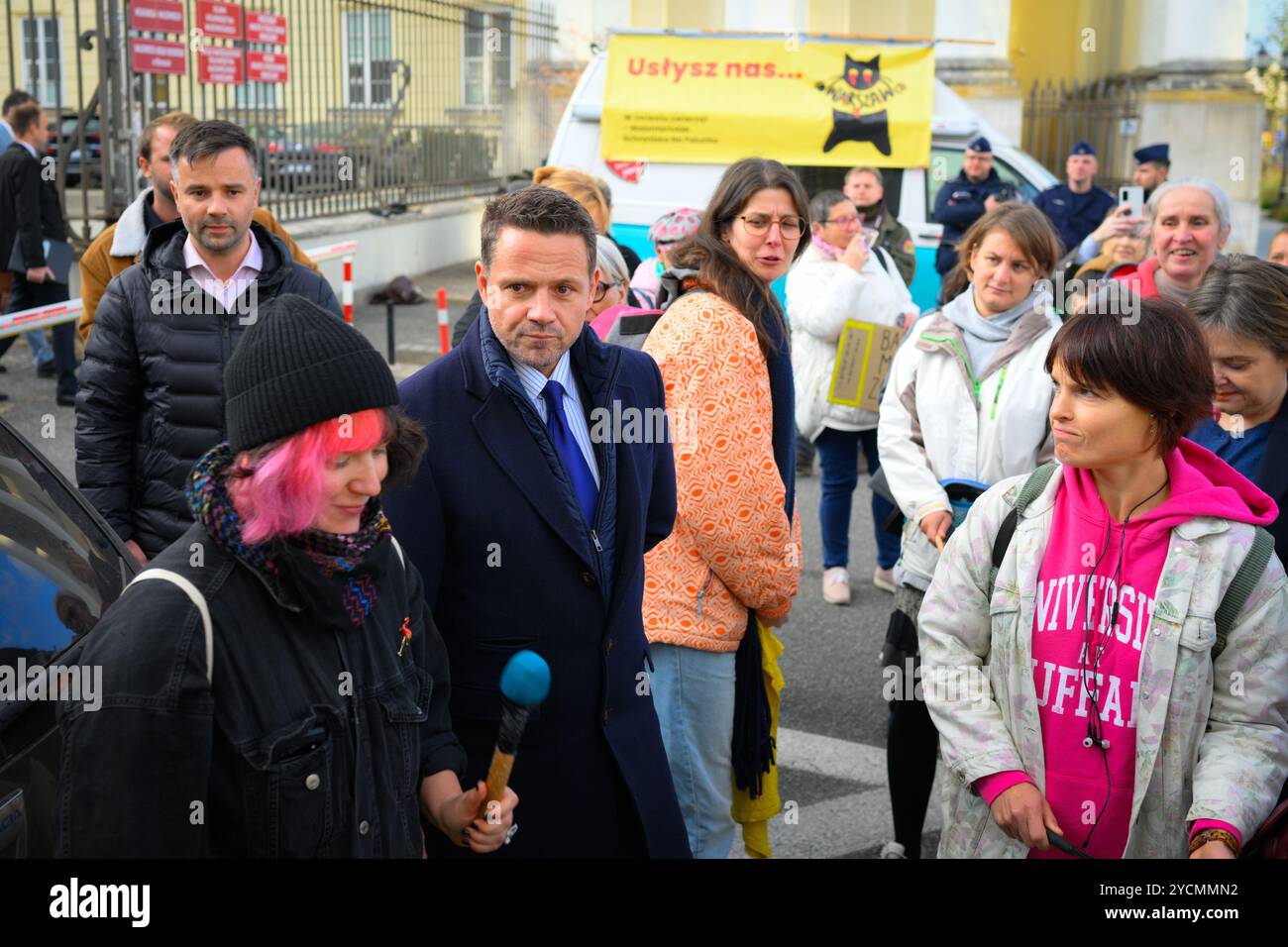 Il sindaco Rafal Trzaskowski si avvicina ai manifestanti fuori dal municipio durante una manifestazione contro le condizioni nei rifugi per gatti a Varsavia, in Polonia, il 23 ottobre 2024. I decessi dei gatti messi in adozione sono aumentati di quasi la metà a settembre e i volontari incolpano le politiche sbagliate adottate dalla cith Hall. (Foto di Jaap Arriens/Sipa USA) credito: SIPA USA/Alamy Live News Foto Stock