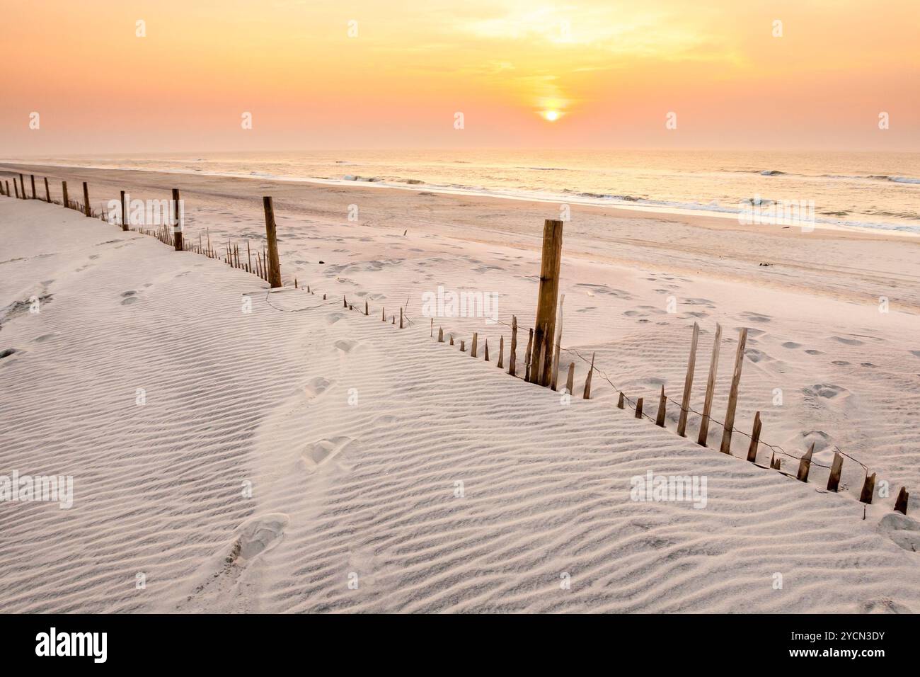 Alba sull'oceano Atlantico con recinzione in cima alle dune di sabbia dell'Assateague Island National Seashore, Maryland Foto Stock