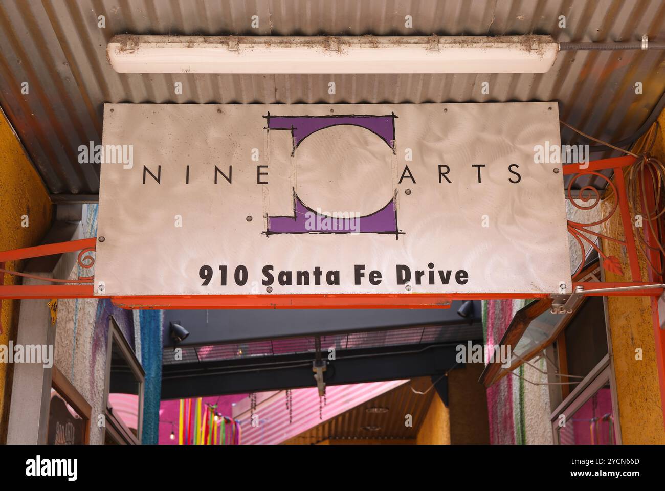 Il quartiere artistico di Denver a Sante Fe, designato quartiere creativo con radici tradizionali ispaniche e latine, con murales, gallerie d'arte e boutique indie Foto Stock