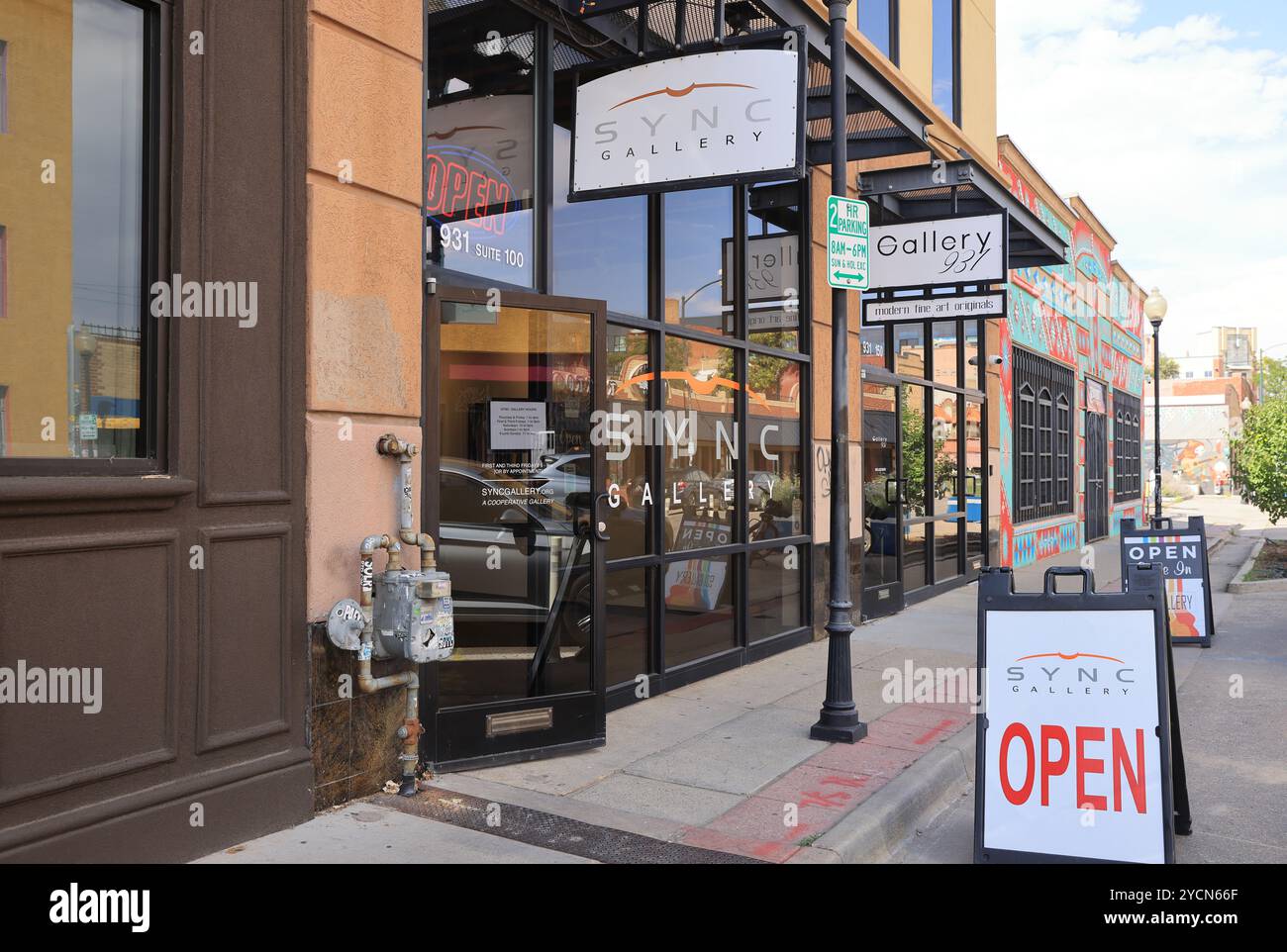 Il quartiere artistico di Denver a Sante Fe, designato quartiere creativo con radici tradizionali ispaniche e latine, con murales, gallerie d'arte e boutique indie Foto Stock