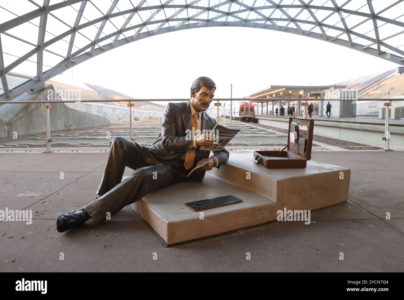 "Benvenuto nel mio ufficio" di J. Seward Johnson, Jr, scultura all'aeroporto di Denver, Colorado, USA. Foto Stock