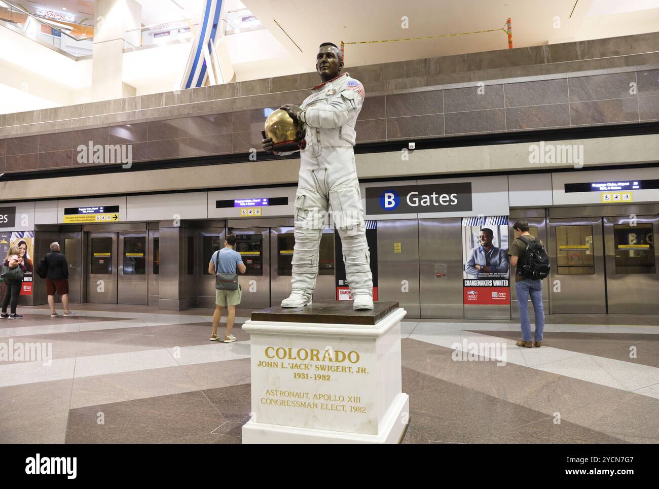 Statua di John L 'Jack' Swigert, Jr, astronauta Apollo XIII, all'aeroporto di Denver, Colorado, STATI UNITI. Foto Stock