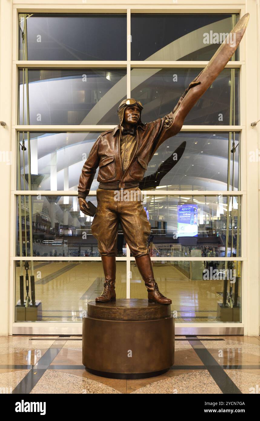 Scultura del aviere Elrey Jeppesen di George Lundeen all'aeroporto internazionale di Denver, Colorado, USA Foto Stock