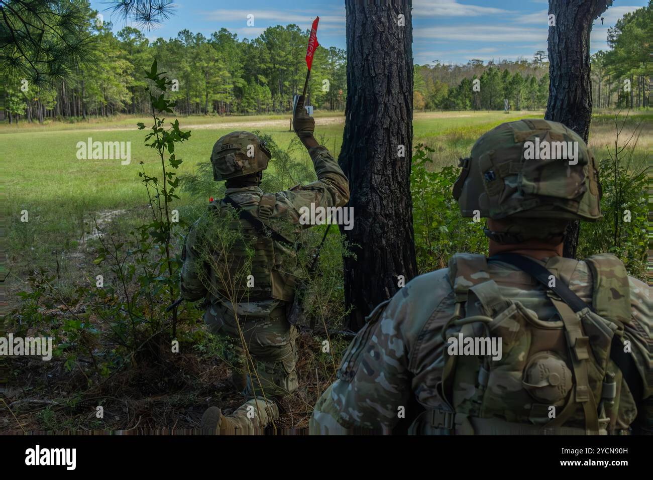 Un soldato dell'esercito degli Stati Uniti assegnato al 9th Engineer Battalion, 2nd Armored Brigade Combat Team, 3rd Infantry Division inonda una bandiera per segnalare la fase successiva della loro missione a Fort Stewart, Georgia, 18 ottobre 2024. Il 2nd Armored Brigade Combat Team 'Spartans' della 3rd Infantry Division eseguirà Spartan Density, una serie di mesi di eventi di addestramento completi volti a migliorare la preparazione al combattimento in più domini. (Foto dell'esercito degli Stati Uniti del sergente Anthony Ford) Foto Stock