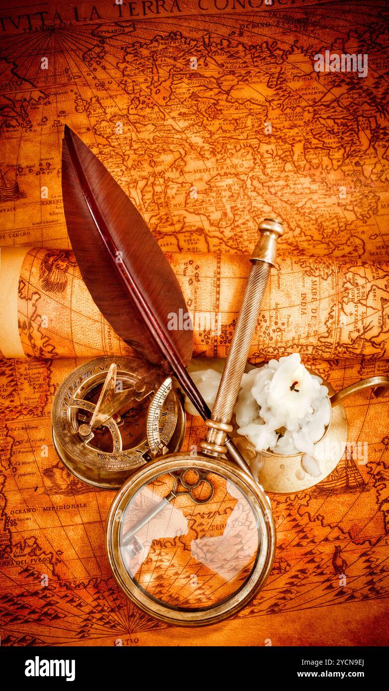 Natura morta vintage. Oggetti d'epoca sulla mappa antica. Foto Stock