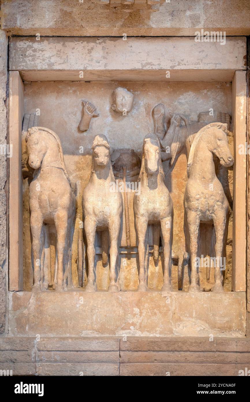 Metopa che mostra Apollo su una quadriga, fianco a fianco con Leto e Artemide, Tempio C di Selinuntem 540-510 a.C., Museo Archeologico regionale Antonio sali Foto Stock