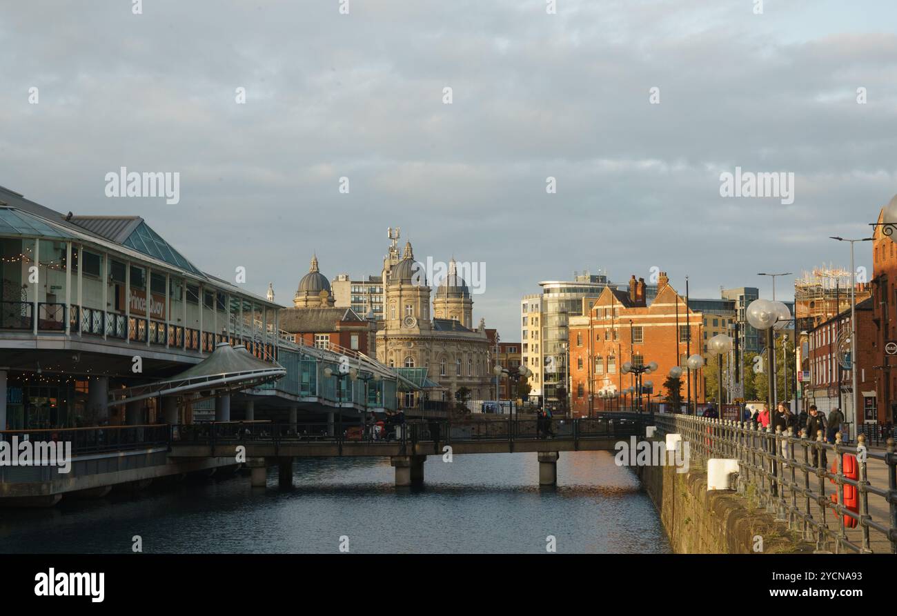 Vista del centro di Hull dal Princes Dock. Sinistra: Prince Quay; centro a sinistra: Municipio; centro a destra: BBC Look North HQ; destra: Humber Dock St Foto Stock