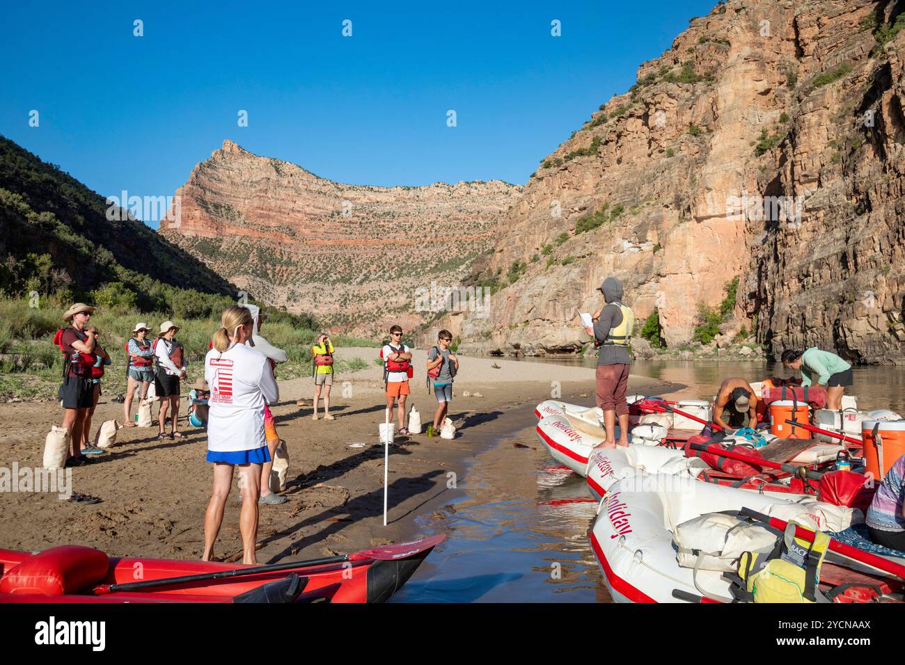 Dinosaur, Colorado - rafting sul fiume Green River nel Dinosaur National Monument. La guida sul fiume Sam Crittenden parla della storia della zona Foto Stock