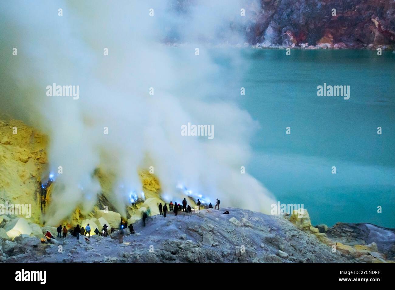 Fuoco blu al cratere kawah ijen, Indonesia Foto Stock