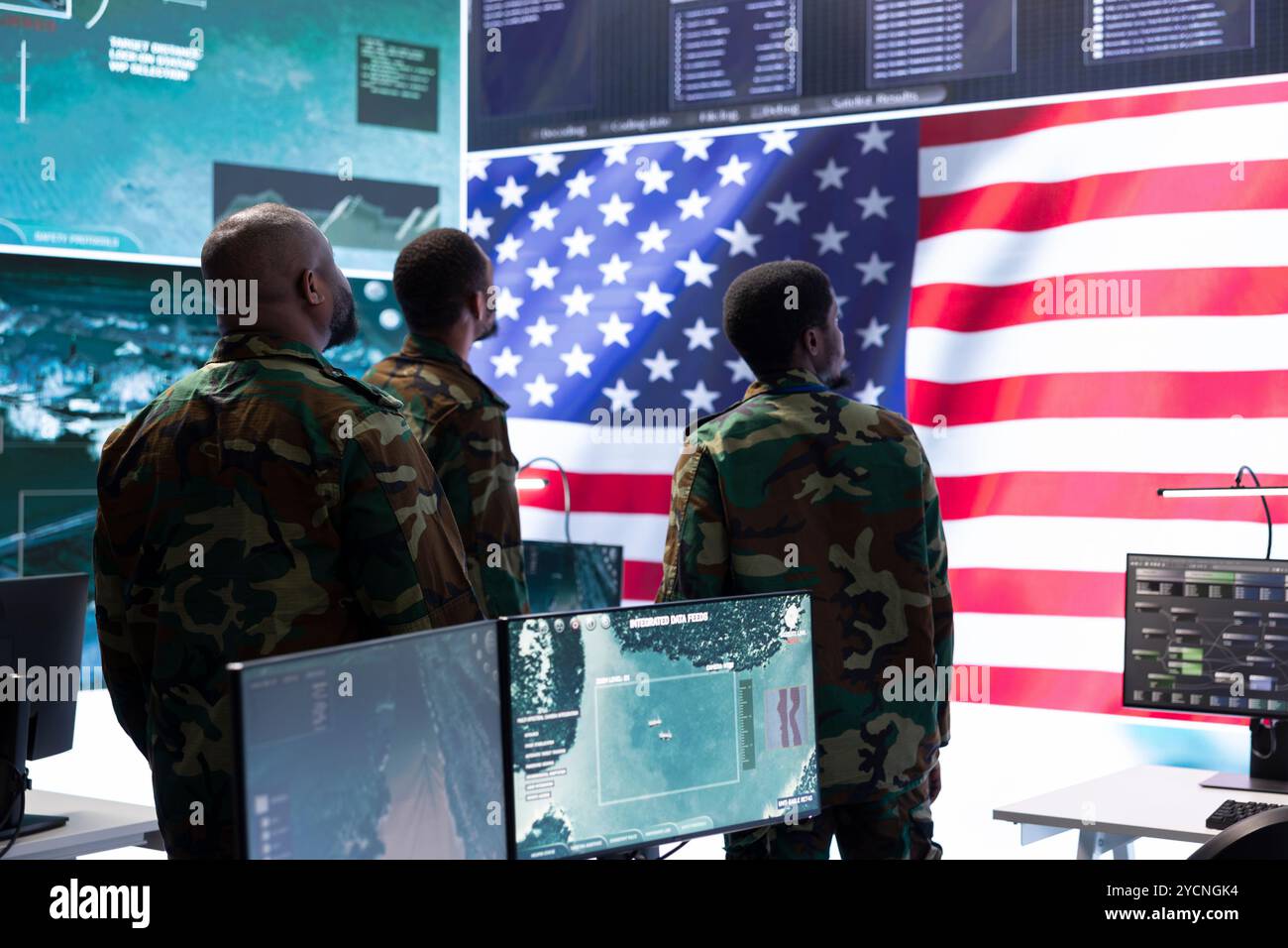 Gli ufficiali militari americani del centro di comando cibernetico proteggono i segreti di stato, gestiscono informazioni classificate e si impegnano in strategie di guerra digitale ad alta tecnologia per garantire la sicurezza informatica e la protezione dei dati. Foto Stock