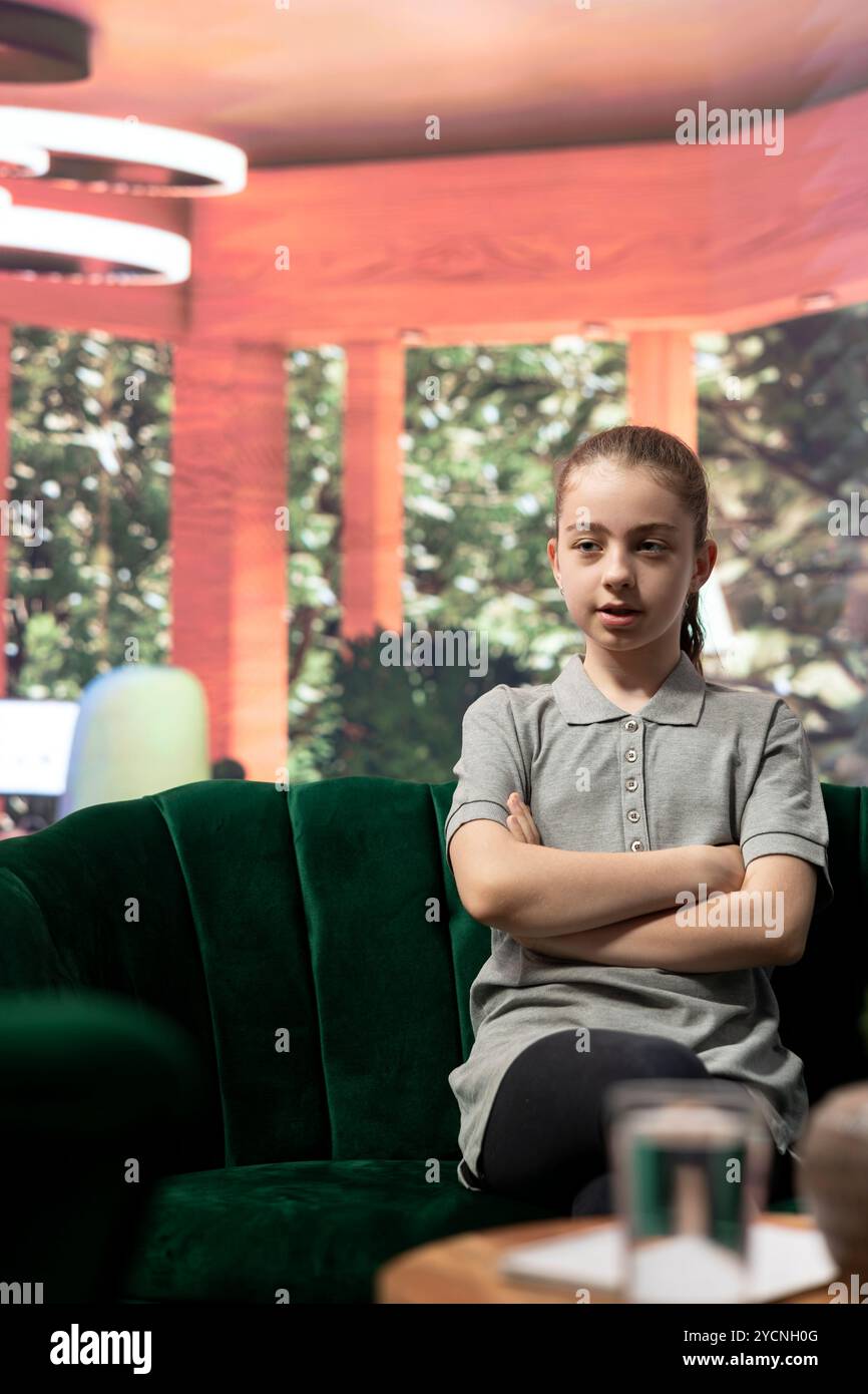 Adolescente alla sessione di terapia che lotta con problemi emotivi. L'incontro di counseling si concentra sull'adolescenza, sulla salute mentale e sull'impatto dei social media sul benessere mentale. Supporto psicoterapico. Foto Stock