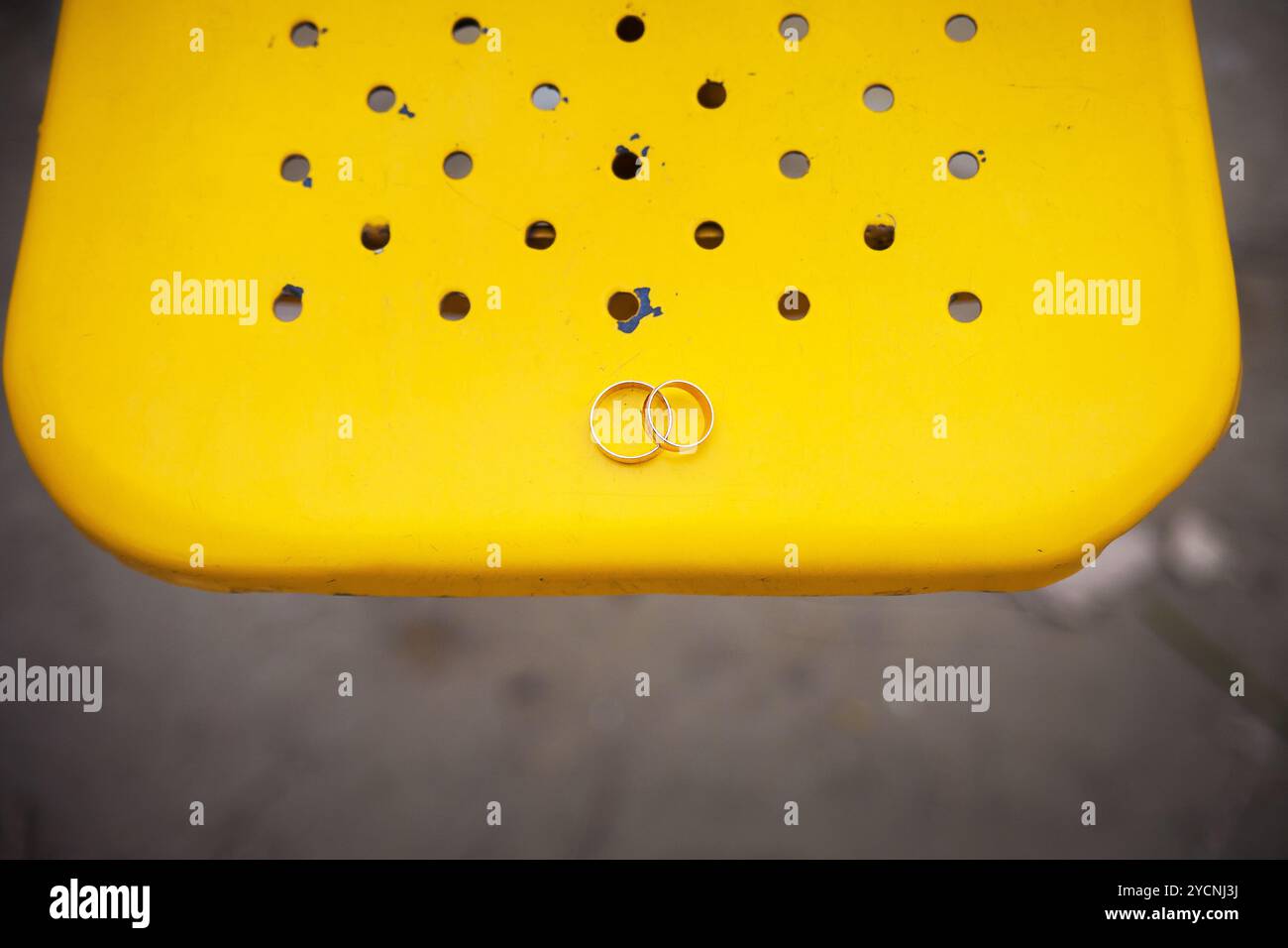 Due anelli di nozze su sfondo giallo. Foto Stock