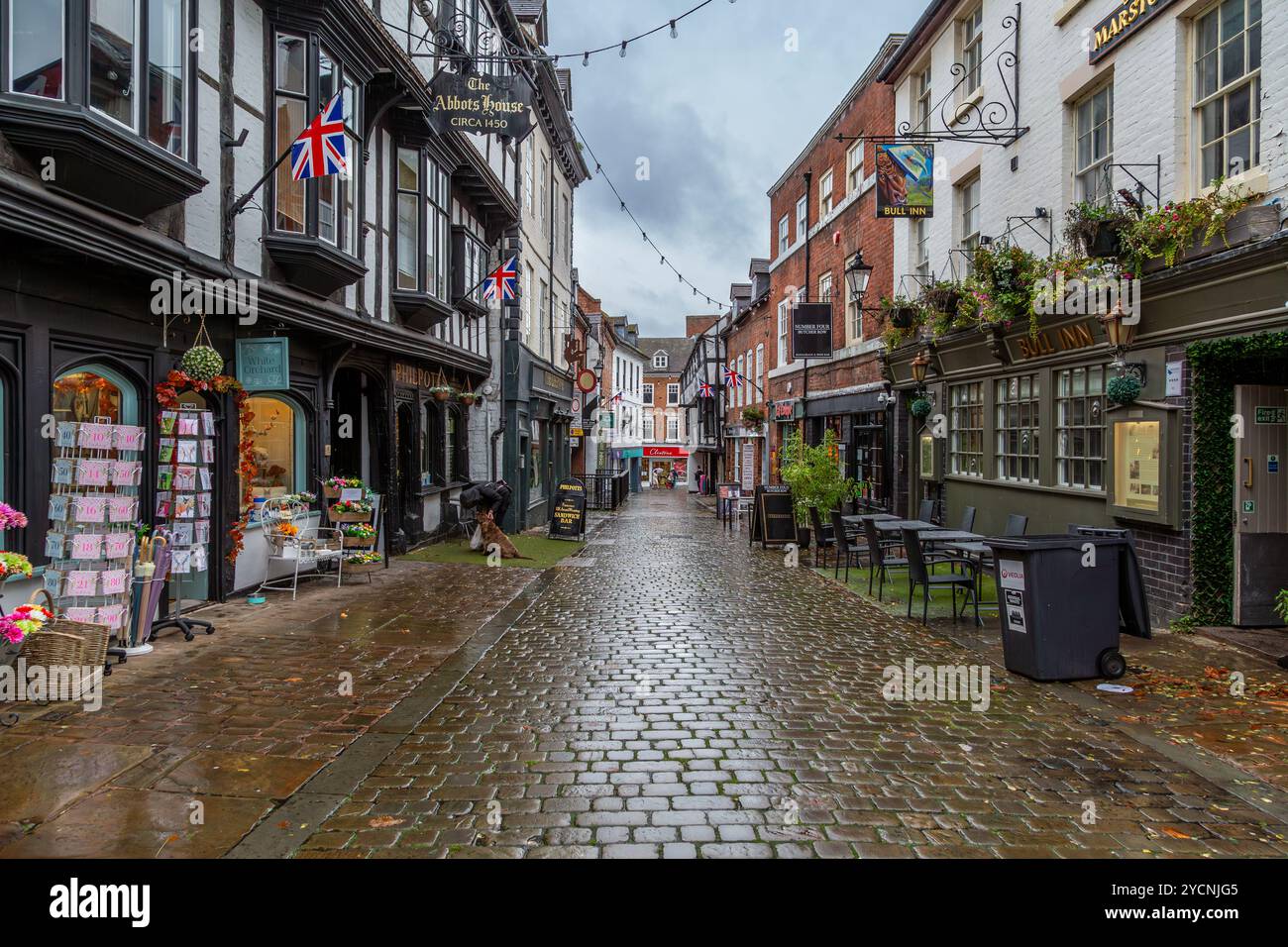 Vista sulla strada piovosa di Butcher Row a Shrewsbury, Regno Unito. Foto Stock