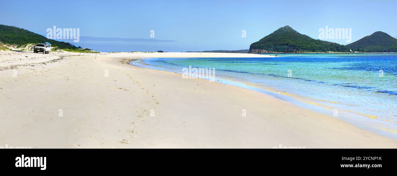 Jimmys Beach Hawks Nest, estremità orientale con vista sul monte Tomaree. Foto Stock