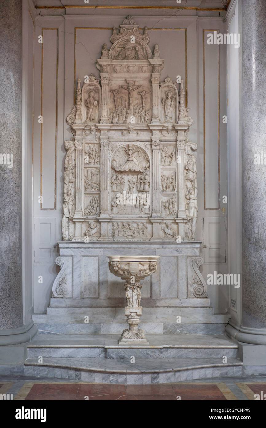 Icona di marmo, 1505, fonte battesimale in marmo, XVI, Cattedrale di San Nicola di Bari, Nicosia, Enna, Sicilia, Italia Foto Stock