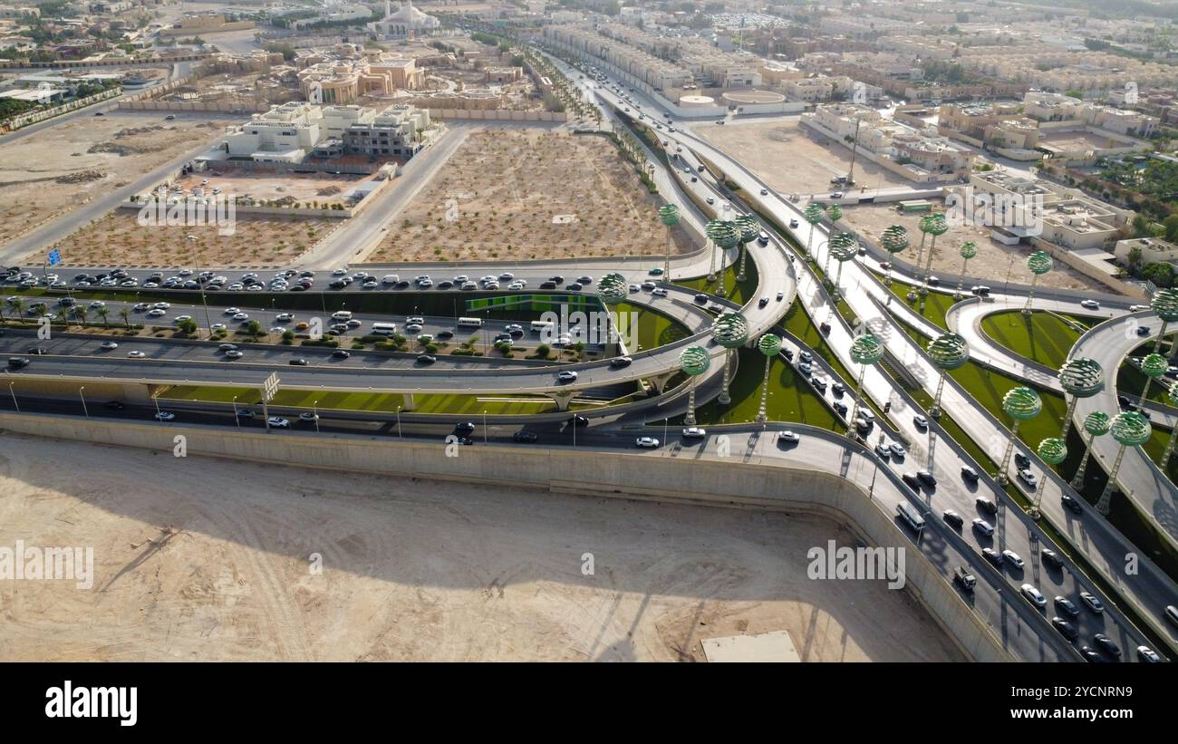 Riyadh City Arabia Saudita , Vista droni della trafficata autostrada The Green Field KSA - Drones Photography Foto Stock