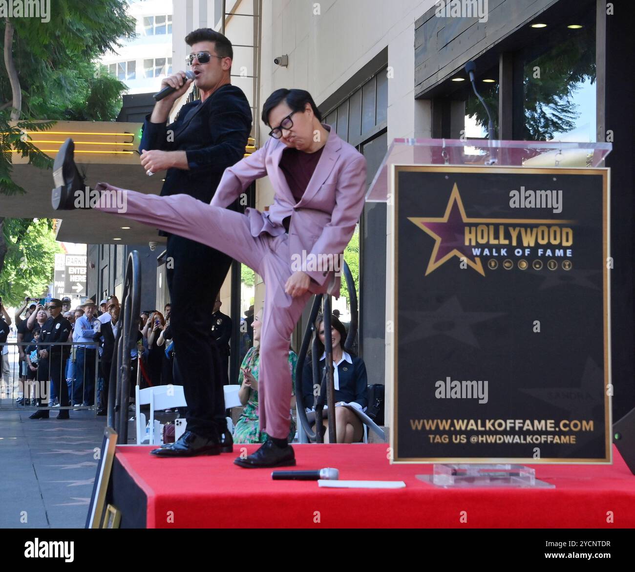 Los Angeles, Stati Uniti. 23 ottobre 2024. L'attore Ken Jeong (L) reagisce come Robin Thicke canta durante una cerimonia di inaugurazione in onore di Jeong con la 2.794a stella sulla Hollywood Walk of Fame a Los Angeles mercoledì 23 ottobre 2024. Foto di Jim Ruymen/UPI credito: UPI/Alamy Live News Foto Stock