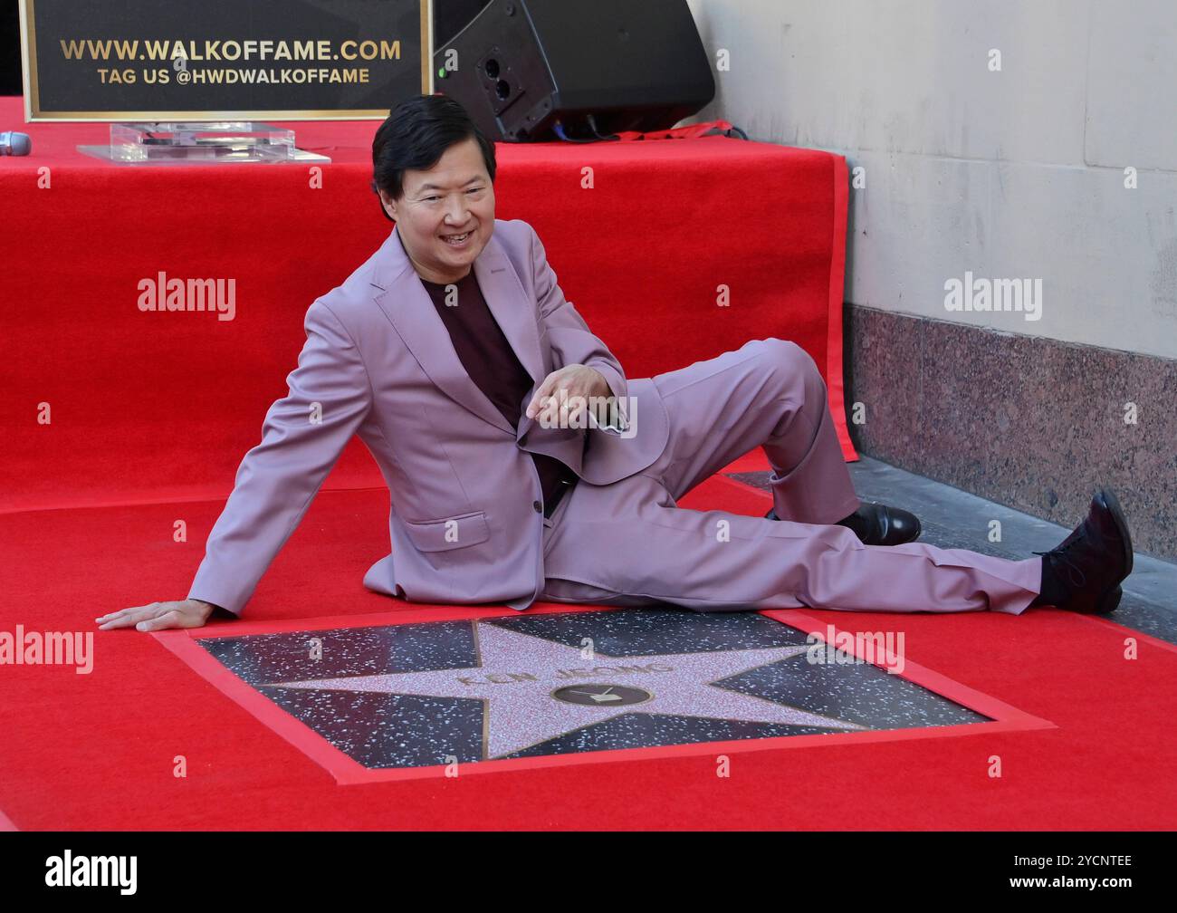 Los Angeles, Stati Uniti. 23 ottobre 2024. L'attore Ken Jeong assapora il momento durante una cerimonia di inaugurazione che gli onora la 2.794a stella della Hollywood Walk of Fame a Los Angeles mercoledì 23 ottobre 2024. Foto di Jim Ruymen/UPI credito: UPI/Alamy Live News Foto Stock