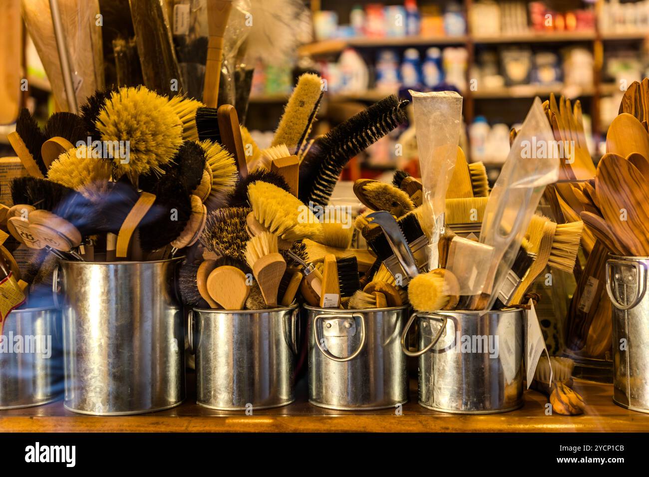 Visualizzazione di un negozio di spazzole. Via Drapperie, Bologna, Emilia-Romagna, Italia Foto Stock
