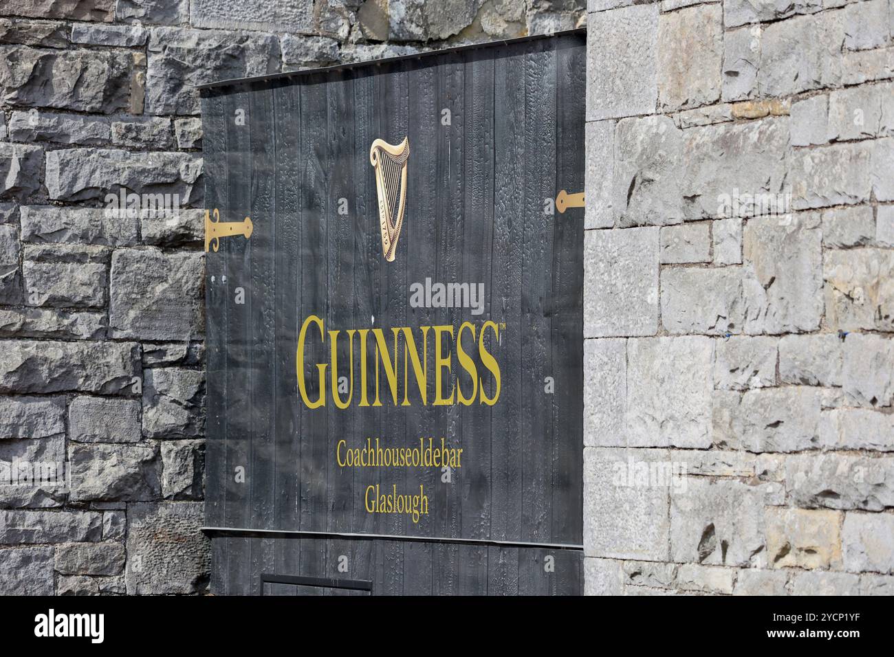 Cancello in legno nero Guinness al Coach House Bar e Olde Bar Glaslough Monaghan. Foto Stock