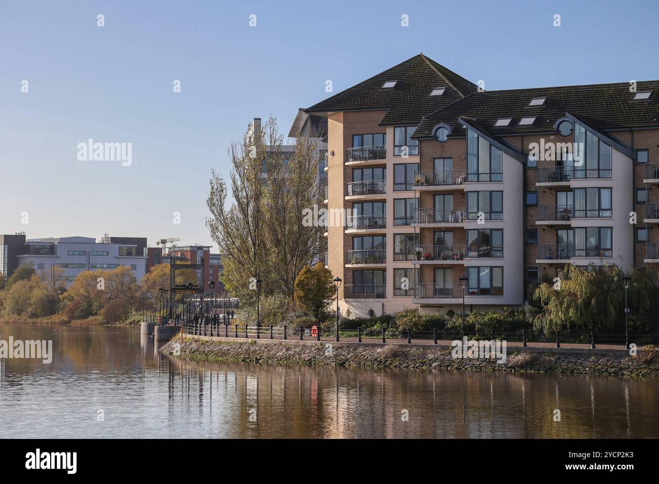 Moderni appartamenti lungo il fiume Belfast sul fiume Lagan St Georges Harbour Maysfield est Belfast. Foto Stock
