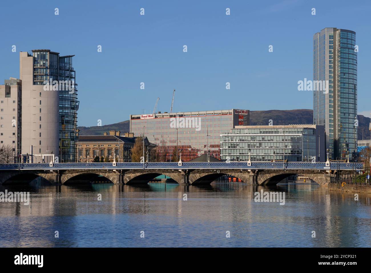 Skyline di Belfast sul fiume Lagan dietro il Queen's Bridge, moderna giornata di sole d'autunno a Belfast. Foto Stock