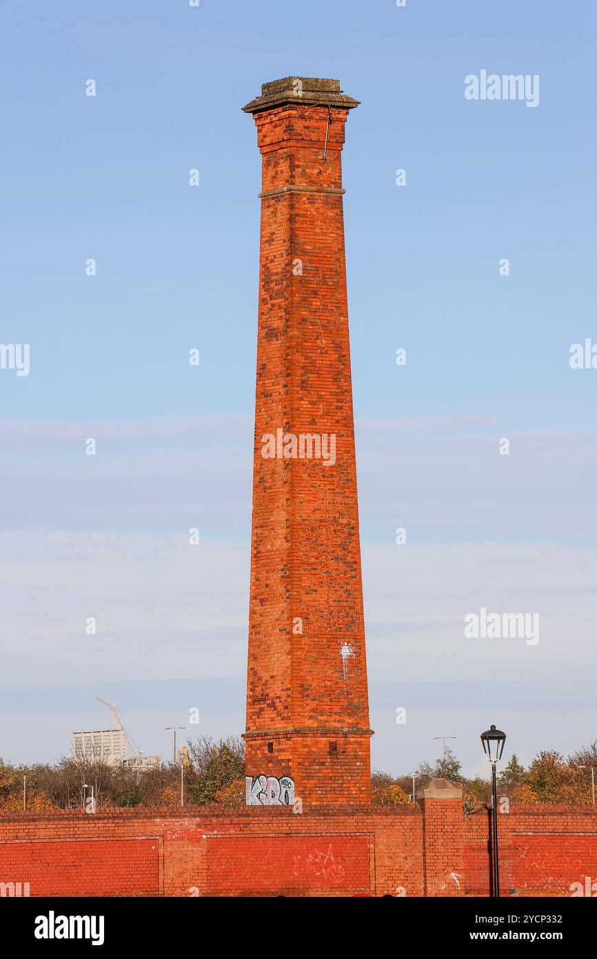 Vecchia pila di camini industriali indipendenti in mattoni rossi nella parte est di Belfast, nell'ex sito industriale Short Strand. Foto Stock