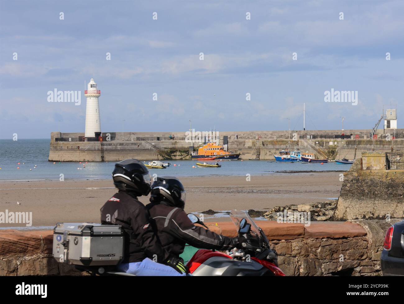 Pilota motociclistico lungo la costa dell'Irlanda del Nord Donaghadee Harbor County Down. Foto Stock