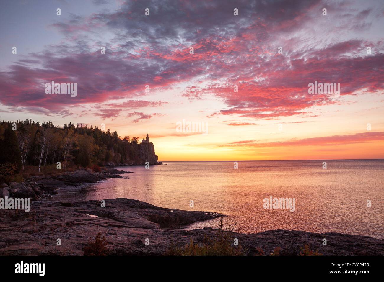 Faro di Split Rock sulla riva nord del lago Superior all'alba con nuvole e luce spettacolari in autunno Foto Stock