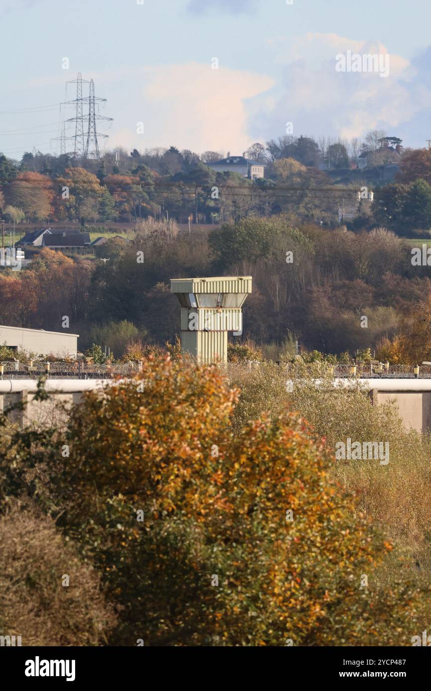 Ex sito del labirinto della prigione di HM. La torre di guardia della prigione guarda al labirinto dell'Irlanda del Nord, ex prigione di massima sicurezza. Foto Stock