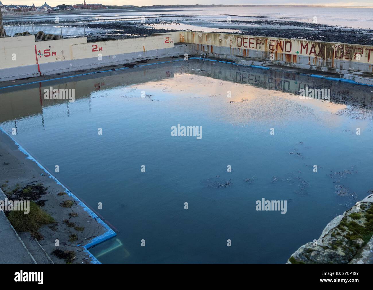 Ex piscina in disuso Rock Pool Newcastle, County Down, piscina esterna di acqua di mare sulla costa. Foto Stock