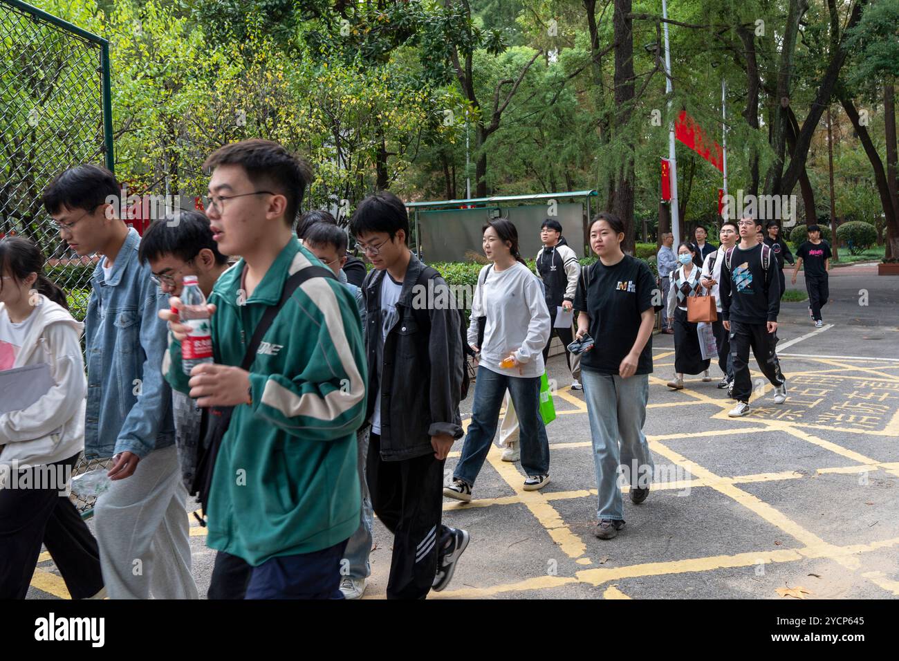 WUHAN, CINA - 19 OTTOBRE 2024 - studenti universitari, master e dottorandi nell'industria farmaceutica cercano lavoro in loco su larga scala Foto Stock
